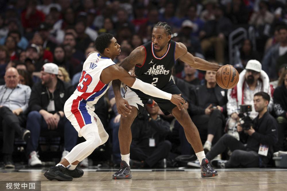 更衣室的凝 更衣室的凝